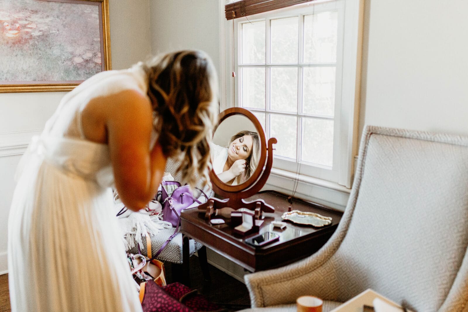 Bride’s mother fastening a bracelet on the bride’s wrist.